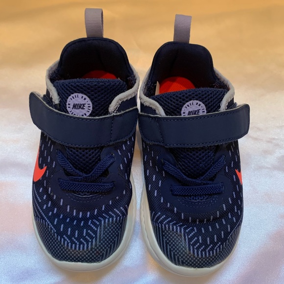 Nike Free Run Toddler Size 9C Velcro Style Sneaker - Picture 2 of 8